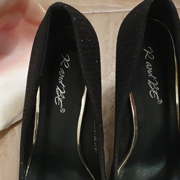 New beautiful black shoes with some sparkes*** - Picture 4 of 6